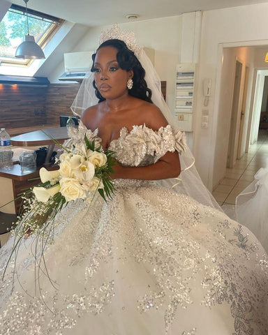 Lujoso vestido de novia largo blanco de corte A con hombros descubiertos, encaje y lentejuelas