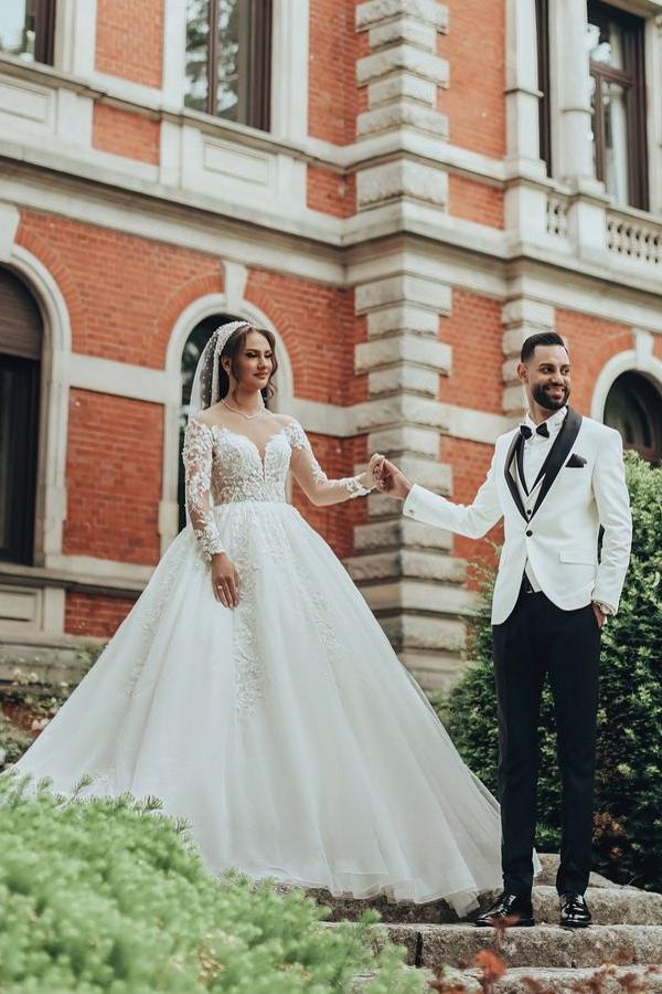 Luxurious Long White Scoop Neck A-Line Tulle Lace Wedding Dress With Sleeves