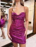 Robe de bal de fin d'année luxueuse, courte, fourreau, bretelles spaghetti, décolleté cœur, sans manches, en satin à sequins et dos nu. Socquette courte en satin. Doublure ouverte.