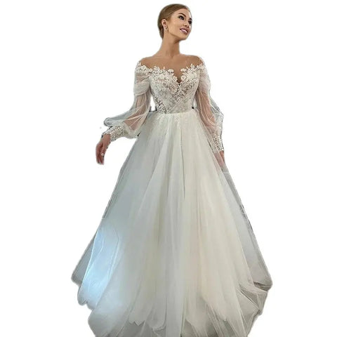 Vestido de novia blanco de lujo, de tul con apliques de encaje, escote redondo, corte en A y largo hasta el suelo. 