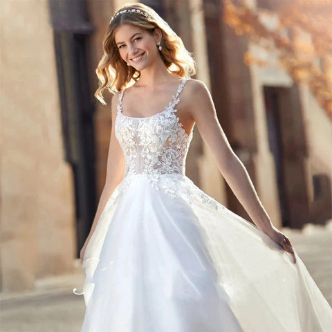 Robe de mariée sirène dos nu en dentelle luxueuse, épaules dénudées, sans manches, ornée d'appliqués et de fines bretelles, collection 2025. Sexy.