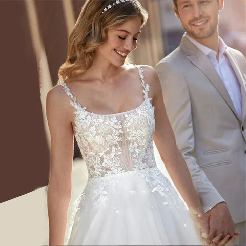 Robe de mariée sirène dos nu en dentelle luxueuse, épaules dénudées, sans manches, ornée d'appliqués et de fines bretelles, collection 2025. Sexy.