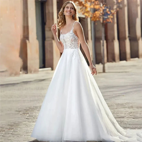 Robe de mariée sirène dos nu en dentelle luxueuse, épaules dénudées, sans manches, ornée d'appliqués et de fines bretelles, collection 2025. Sexy.