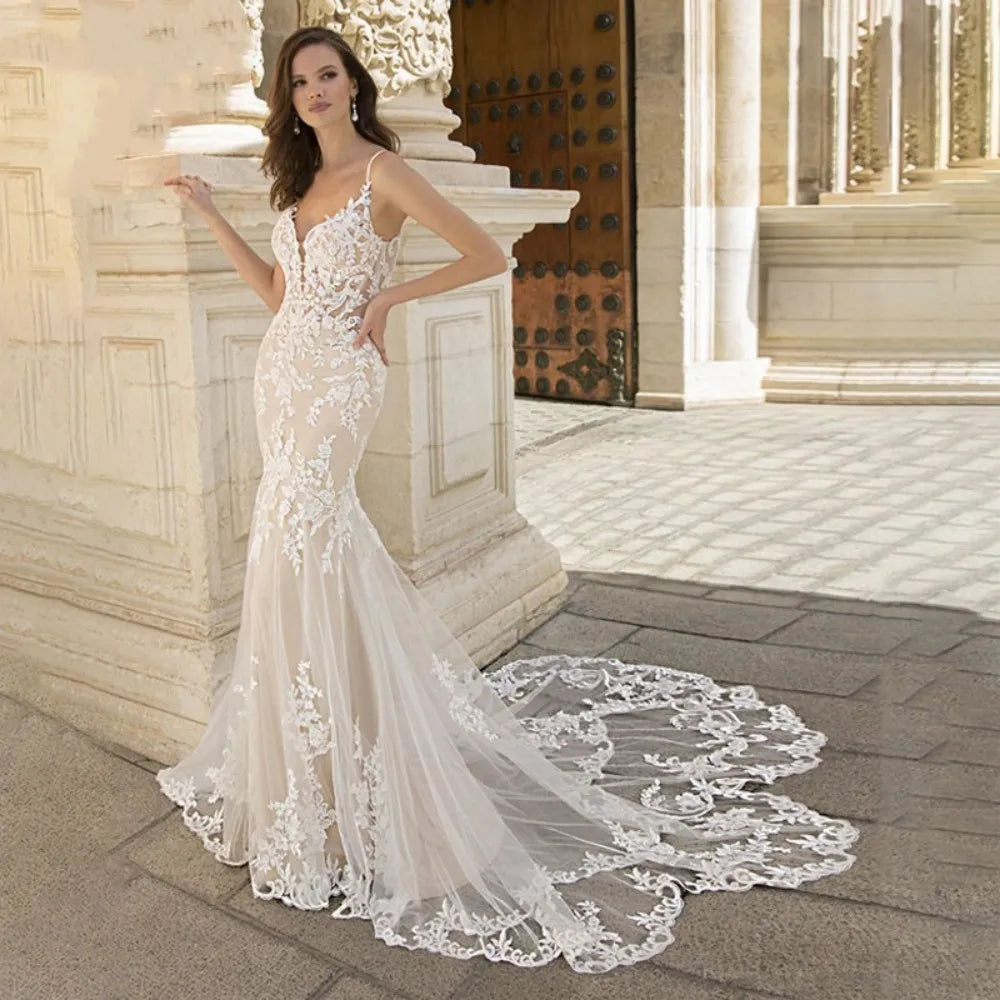 Robe de mariée sirène de luxe pour femme, ornée d'appliques en dentelle, col en V, bretelles spaghetti, dos nu, traîne courte. 