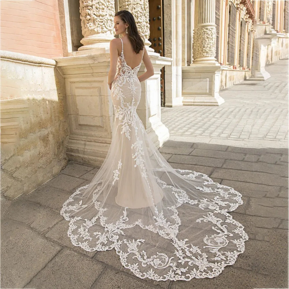 Robe de mariée sirène de luxe pour femme, ornée d'appliques en dentelle, col en V, bretelles spaghetti, dos nu, traîne courte. 
