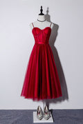 Vestidos de fiesta vintage color burdeos con tirantes finos y cordones hasta la rodilla. 