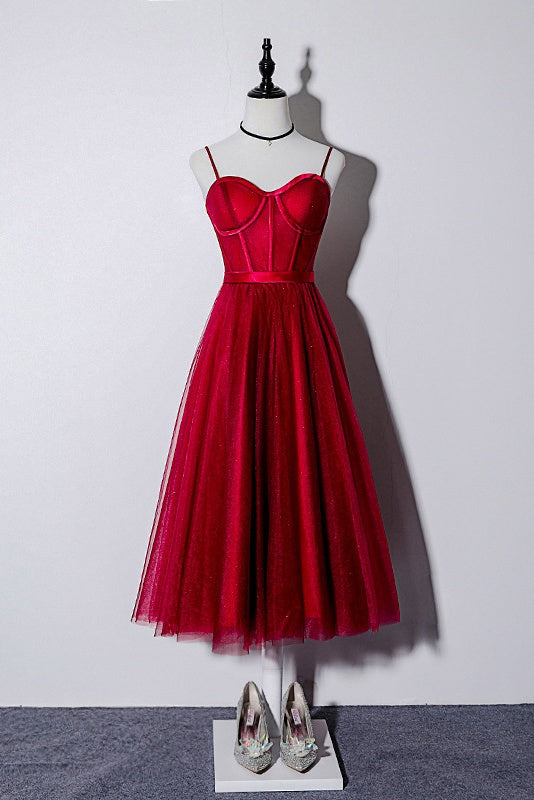 Vestidos de fiesta vintage color burdeos con tirantes finos y cordones hasta la rodilla. 