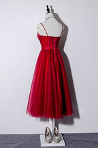 Vestidos de fiesta vintage color burdeos con tirantes finos y cordones hasta la rodilla. 