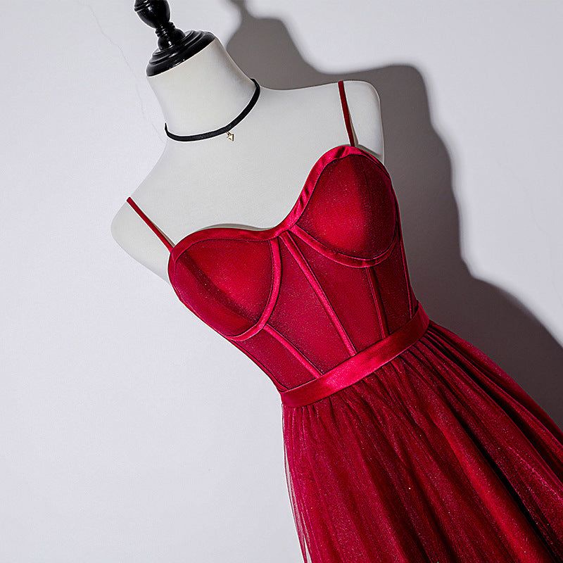 Vestidos de fiesta vintage color burdeos con tirantes finos y cordones hasta la rodilla. 