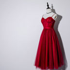 Vestidos de fiesta vintage color burdeos con tirantes finos y cordones hasta la rodilla. 