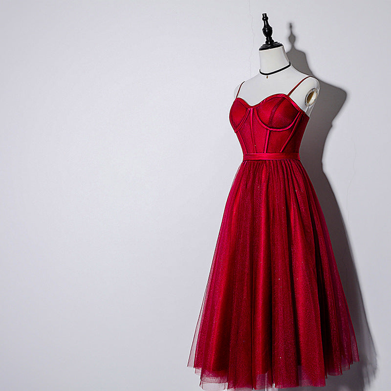 Vestidos de fiesta vintage color burdeos con tirantes finos y cordones hasta la rodilla. 
