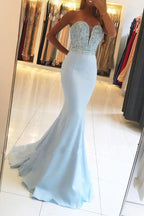 Robe de bal longue sirène à décolleté cœur et corsage perlé 