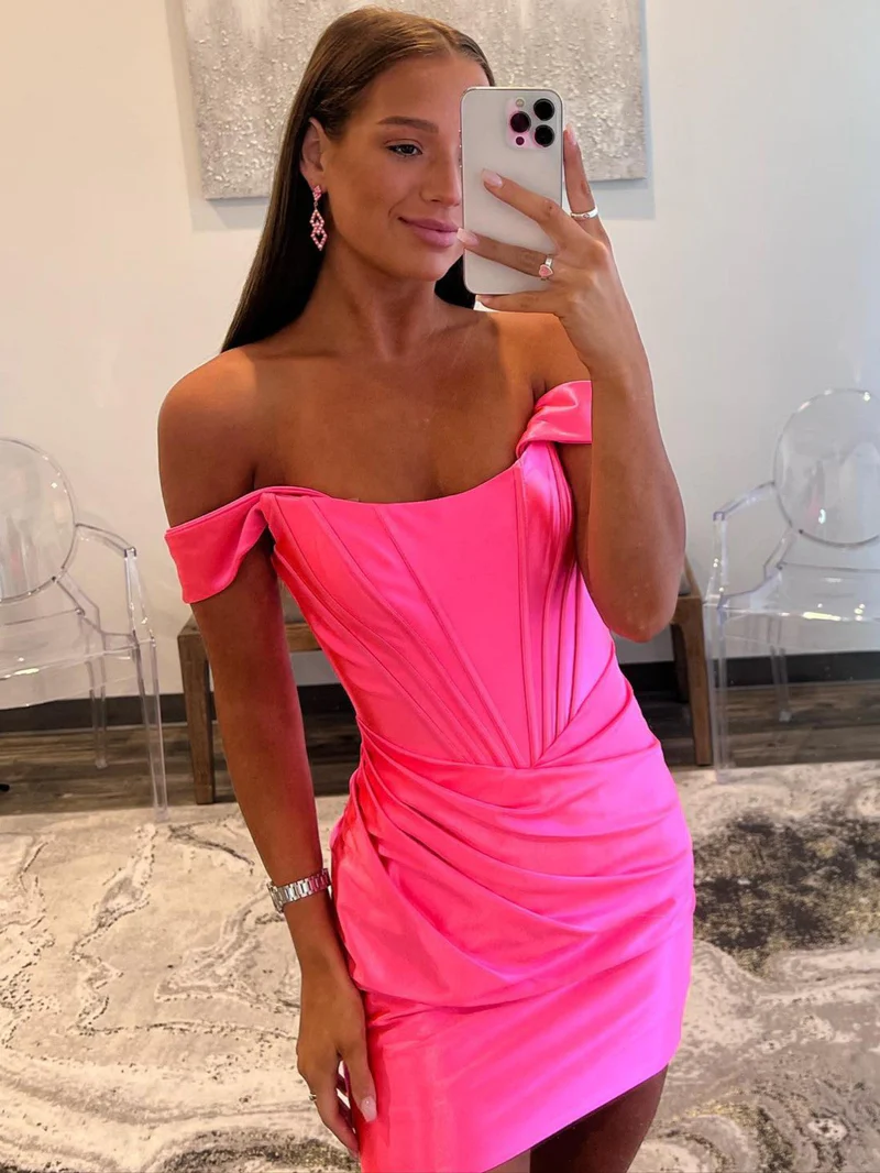 Vestido corto de satén con hombros descubiertos estilo tubo para baile de bienvenida Y2966