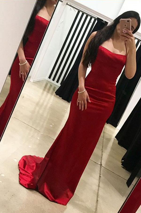 Robe de bal longue fourreau simple à fines bretelles et laçage avec traîne.