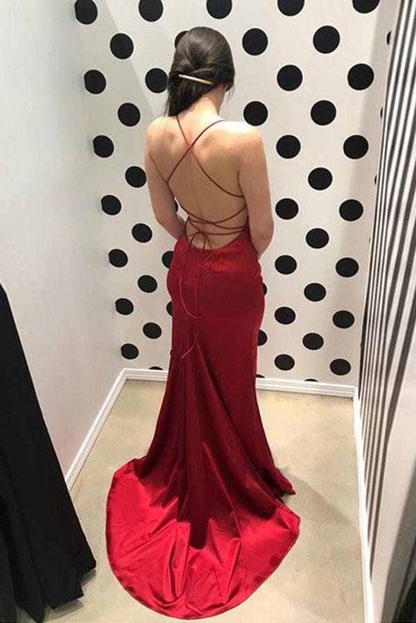 Robe de bal longue fourreau simple à fines bretelles et laçage avec traîne.