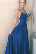 Vestido largo sencillo de satén con tirantes finos y corte en A para fiesta o graduación.