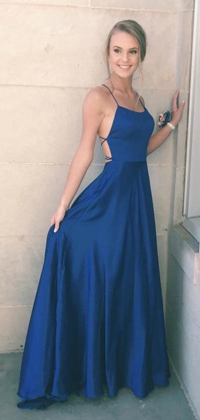 Vestido largo sencillo de satén con tirantes finos y corte en A para fiesta o graduación.