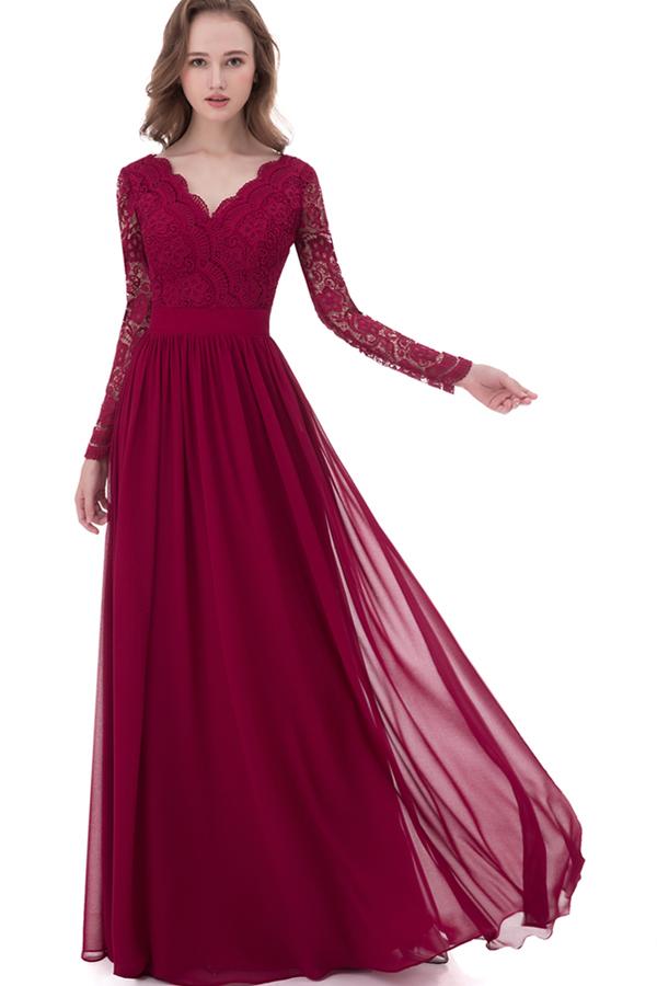 Robe de demoiselle d'honneur longue bordeaux en mousseline, coupe trapèze, col en V, dentelle et dos nu, en dentelle.
