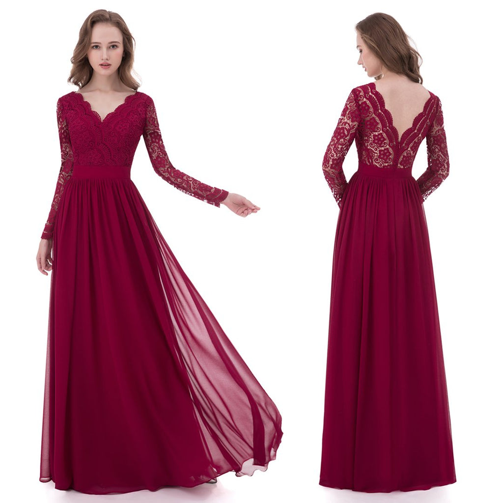 Robe de demoiselle d'honneur longue bordeaux en mousseline, coupe trapèze, col en V, dentelle et dos nu, en dentelle.