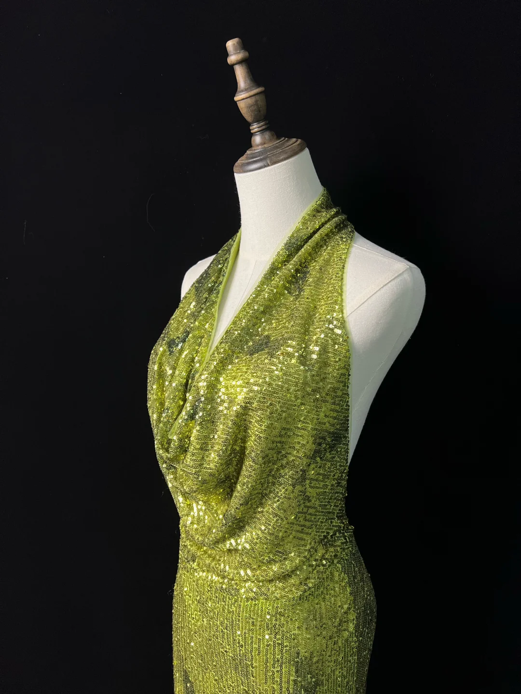 Precioso vestido de fiesta largo de sirena con lentejuelas, escote halter y espalda descubierta, color verde, modelo Y8647