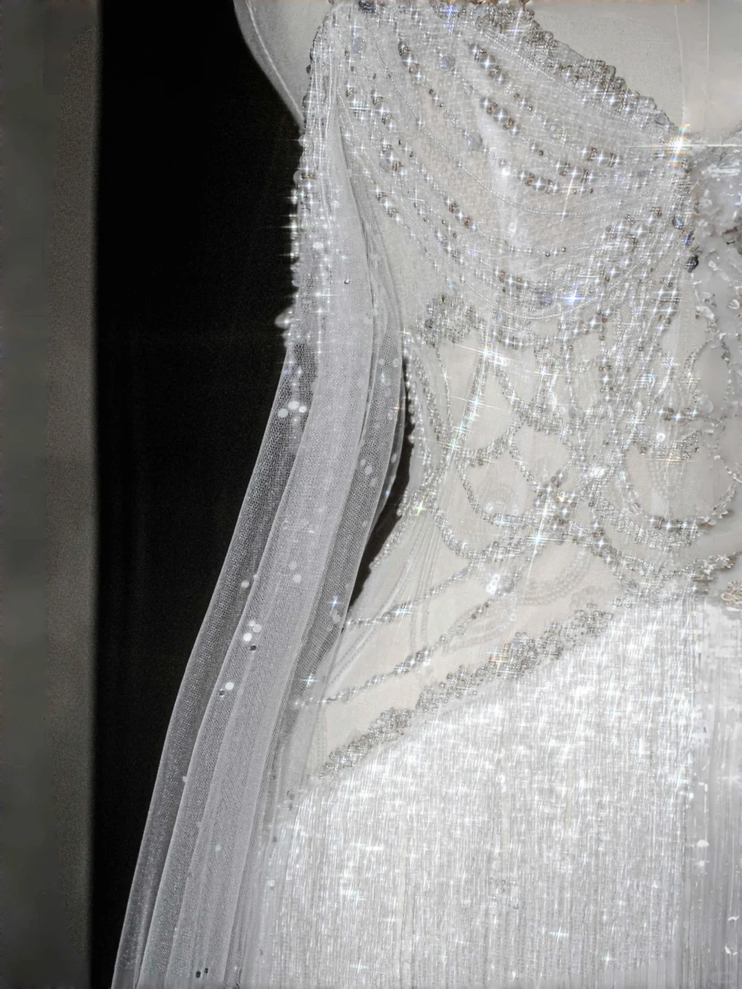Robe de bal de soirée luxueuse en tulle blanc ornée de perles et de chaînes de perles, robe de mariée épaules dénudées Y8662