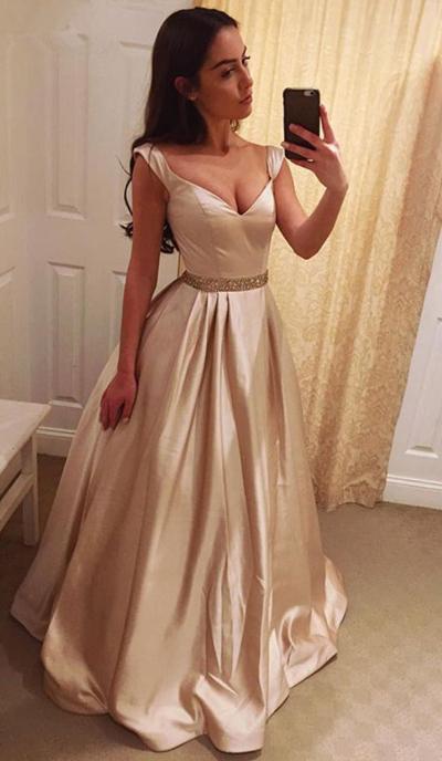 Robe de bal longue et élégante à col en V, coupe trapèze, idéale pour les soirées formelles. 