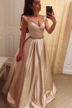 Robe de bal longue et élégante à col en V, coupe trapèze, idéale pour les soirées formelles. 