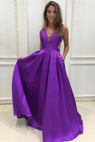 Vestido largo de fiesta sencillo de satén morado con escote en V y corte en A, ideal para damas de honor.