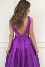 Vestido largo de fiesta sencillo de satén morado con escote en V y corte en A, ideal para damas de honor.