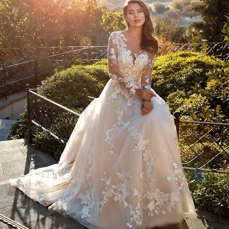 Robe de mariée élégante en dentelle, coupe trapèze, manches longues, traîne courte, col rond, boutons, sur mesure. 