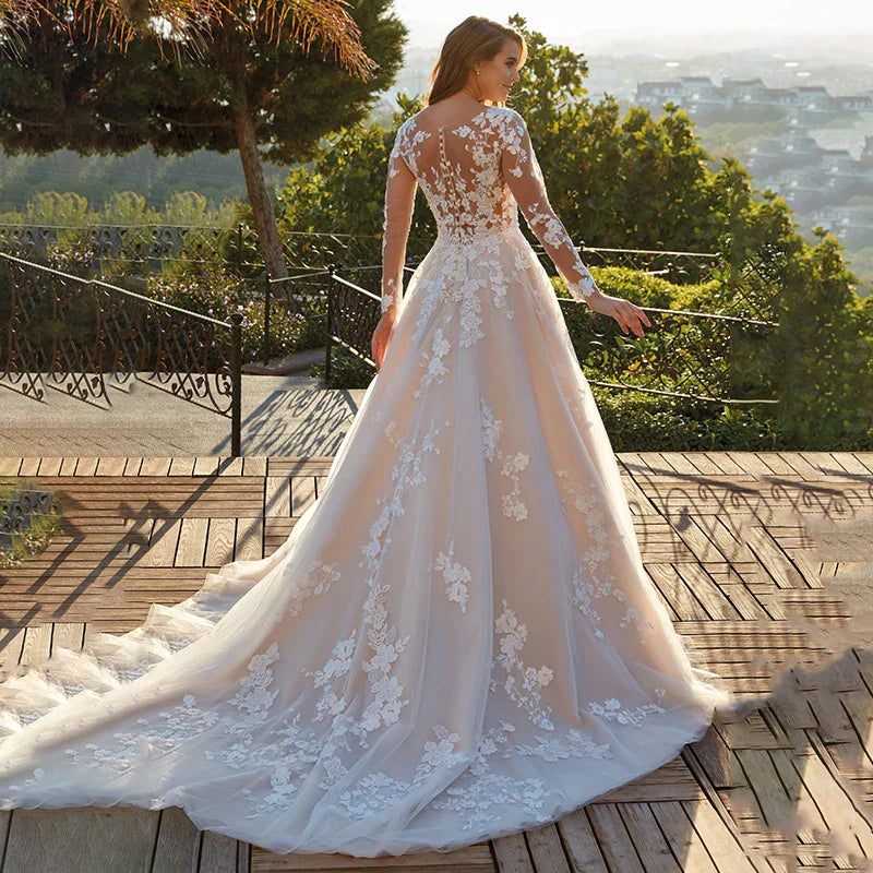 Robe de mariée élégante en dentelle, coupe trapèze, manches longues, traîne courte, col rond, boutons, sur mesure. 