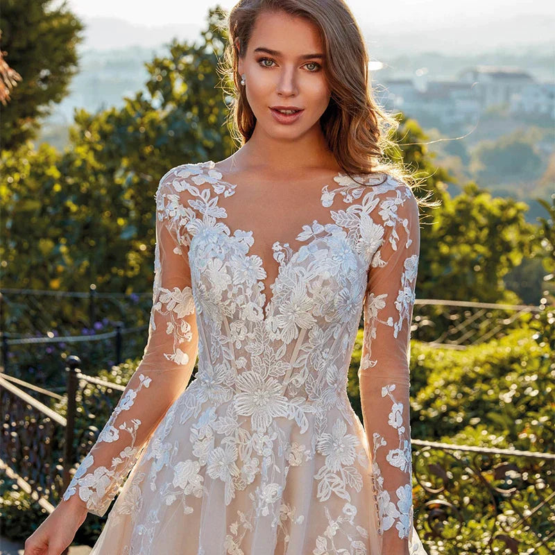 Robe de mariée élégante en dentelle, coupe trapèze, manches longues, traîne courte, col rond, boutons, sur mesure. 