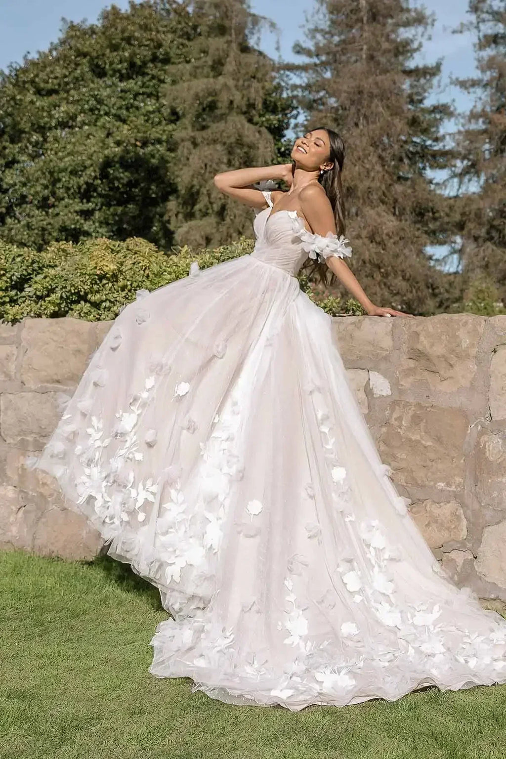 Robe de mariée de bal en tulle féérique ornée de fleurs 3D et de bretelles épaules dénudées, confectionnée sur mesure pour femme.