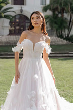 Robe de mariée de bal en tulle féérique ornée de fleurs 3D et de bretelles épaules dénudées, confectionnée sur mesure pour femme.