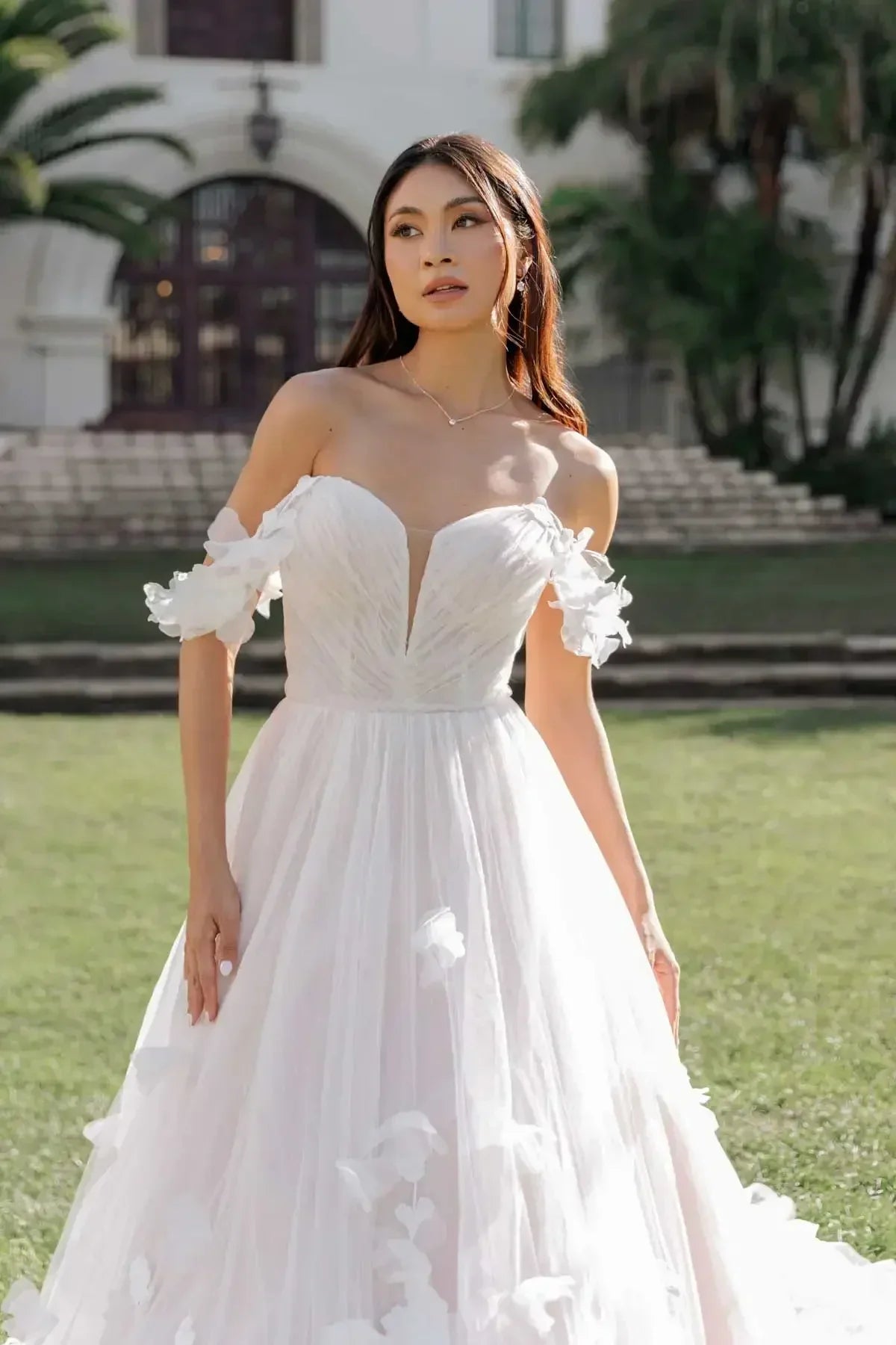 Robe de mariée de bal en tulle féérique ornée de fleurs 3D et de bretelles épaules dénudées, confectionnée sur mesure pour femme.