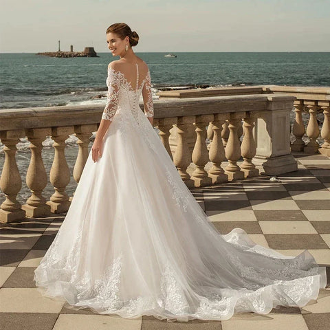 Vestido de novia MACDUGAL exquisito con mangas tres cuartos, escote redondo, encaje, encantador aplique en la espalda y doble botón. 