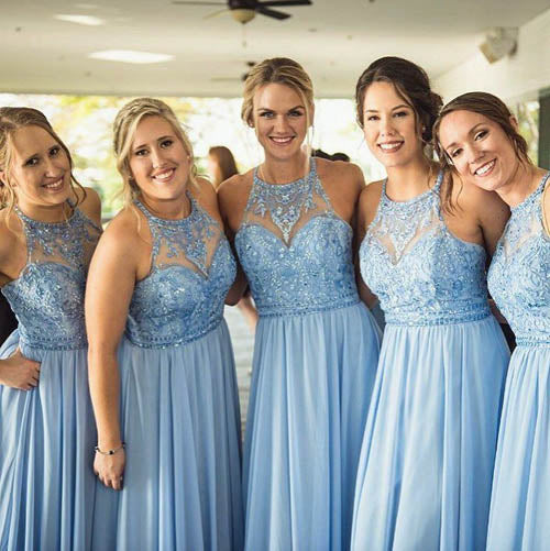 Vestidos largos de dama de honor baratos de gasa azul con cuello halter, encaje y cuentas, disponibles en línea 