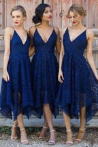 Robes de demoiselle d'honneur bleu marine à col en V, coupe trapèze et dentelle courte, pas chères, en ligne 