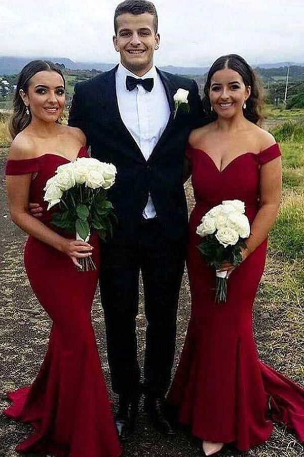 Vestidos de dama de honor de sirena rojo oscuro con hombros descubiertos baratos en línea 