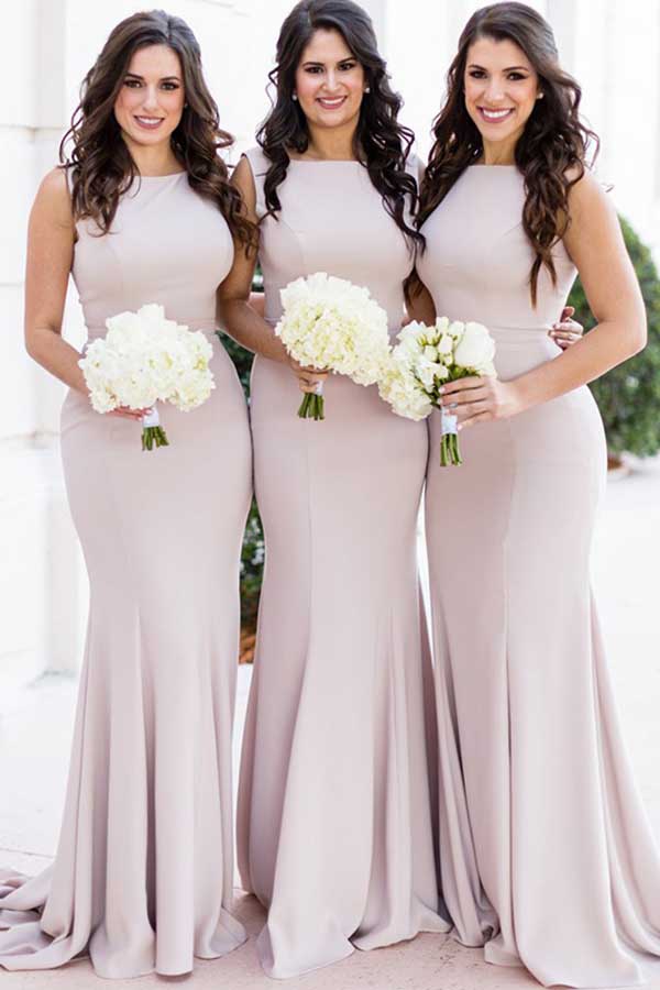 Vestidos largos de dama de honor elegantes de satén color lila claro con cuello redondo y corte sirena. 