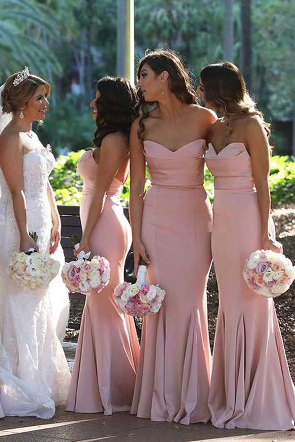 Élégantes robes de demoiselle d'honneur sirène en satin rose poudré, longues et délicates, à décolleté cœur. 