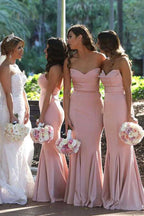 Élégantes robes de demoiselle d'honneur sirène en satin rose poudré, longues et délicates, à décolleté cœur. 