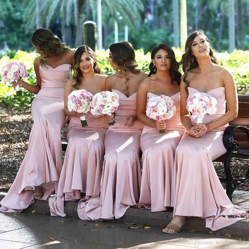 Élégantes robes de demoiselle d'honneur sirène en satin rose poudré, longues et délicates, à décolleté cœur. 