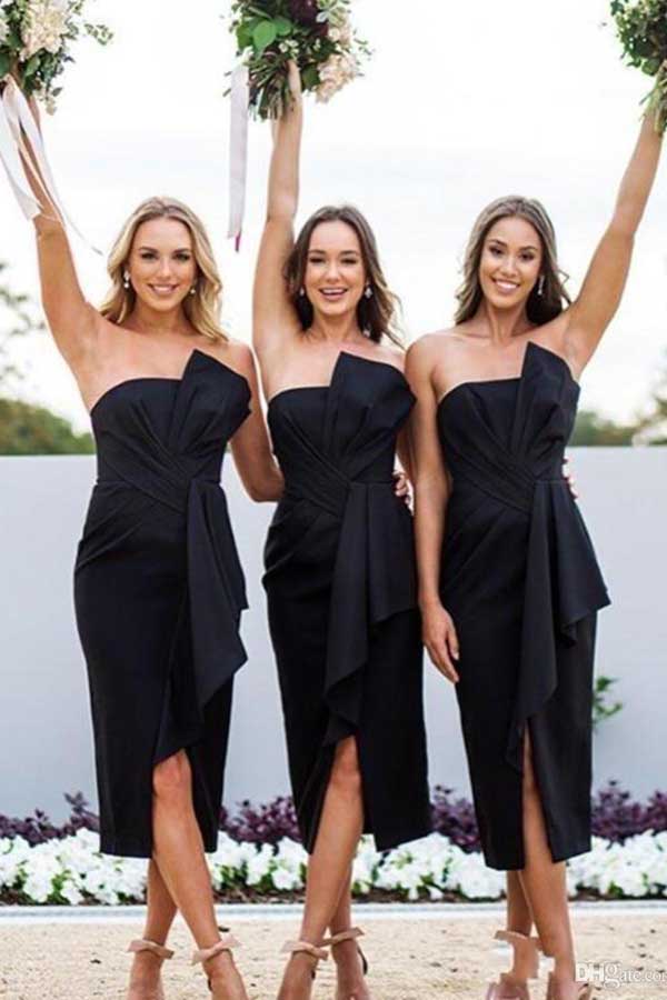 Robes de demoiselle d'honneur noires mi-longues, sans bretelles, fendues et à nœud fourreau ; tenues tendance 