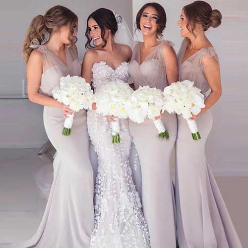 Vestidos largos de dama de honor de satén elástico gris con escote corazón y cola de barrido (estilo sirena). 