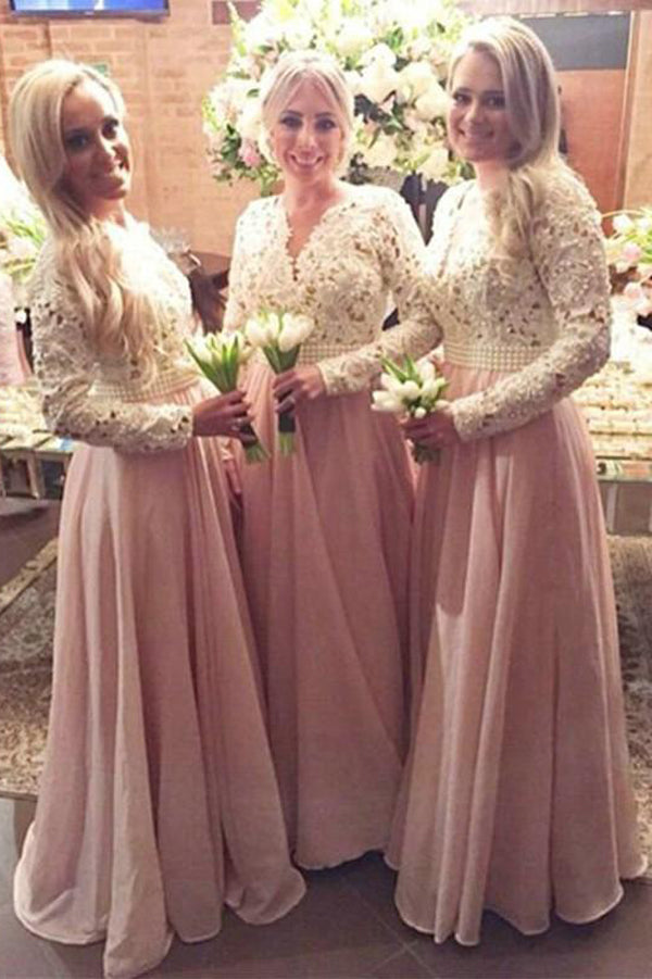 Elegantes vestidos largos de dama de honor blancos de encaje con escote en V, corte en A y mangas largas, adornados con perlas; vestido de dama de honor color rubor. 