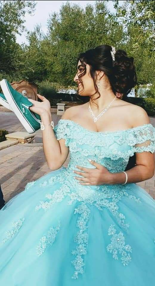 Vestido de princesa de tul y encaje con hombros descubiertos Y3087