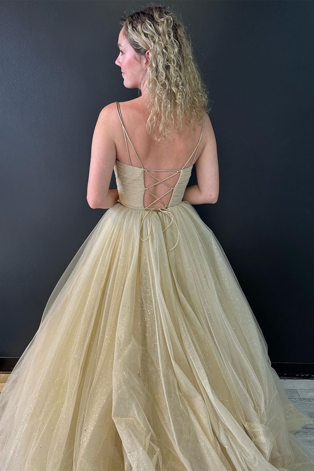 Vestido de fiesta de tul brillante con escote en V y corte en A, espalda con cordones.