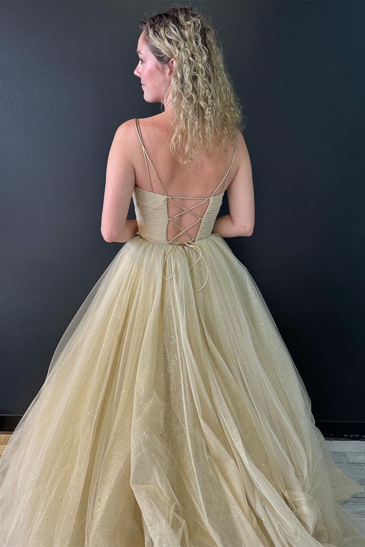 Vestido de fiesta de tul brillante con escote en V y corte en A, espalda con cordones.