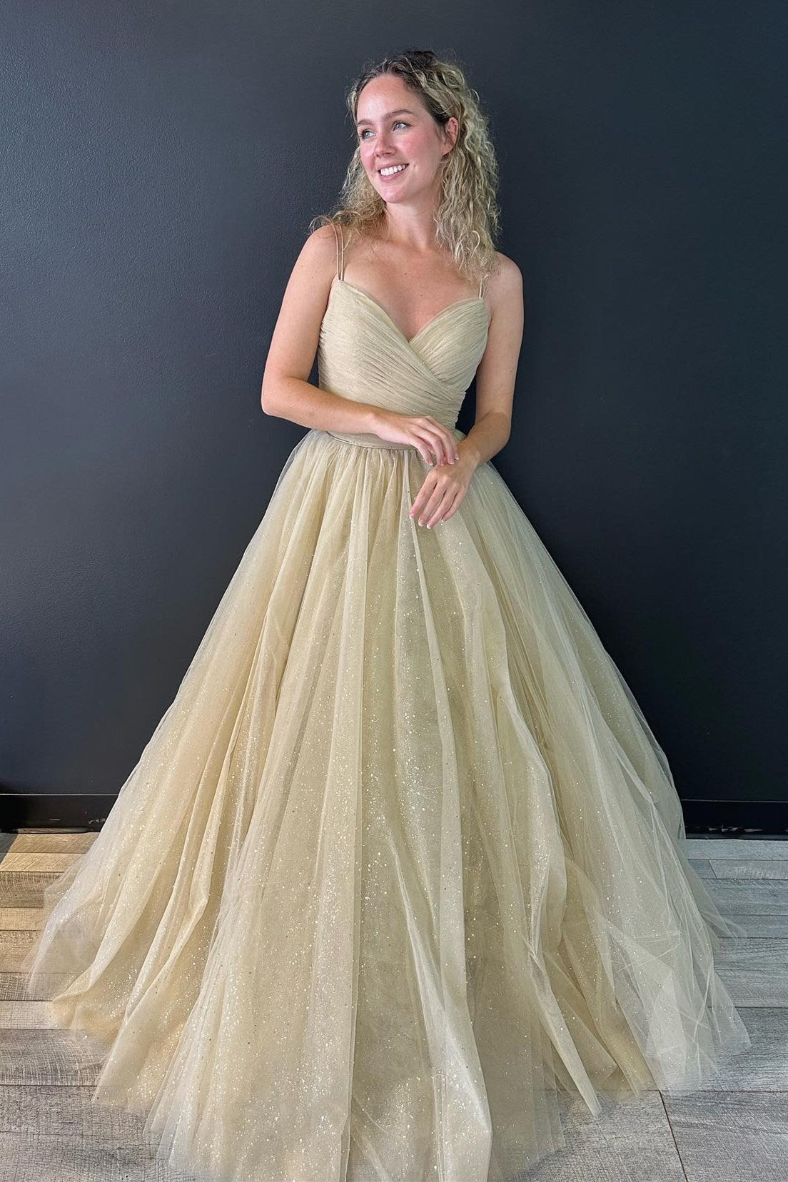 Vestido de fiesta de tul brillante con escote en V y corte en A, espalda con cordones.